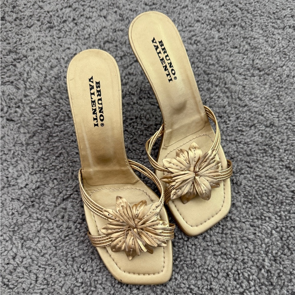 Gold flower heel